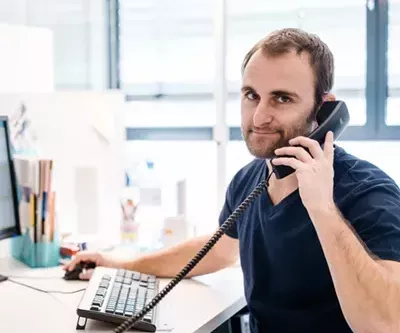 Hochbau abteilung mitarbeiter am telefon machacek baustoffhandel