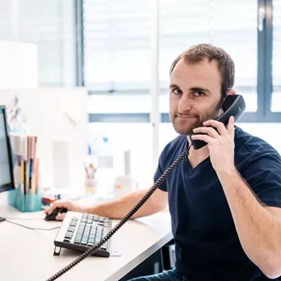 Hochbau abteilung mitarbeiter am telefon machacek baustoffhandel